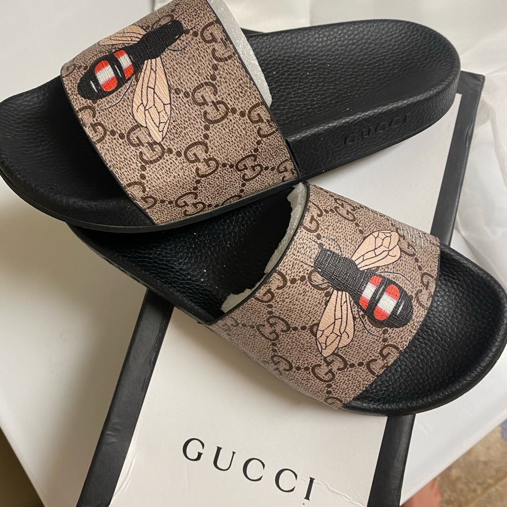 Gucci Supreme Bee pool slides